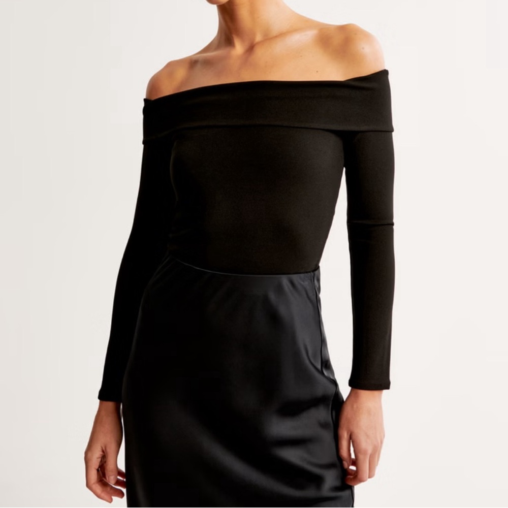 NWOT Abercrombie Off-The-Shoulder Twist Sweater Top, Size Small